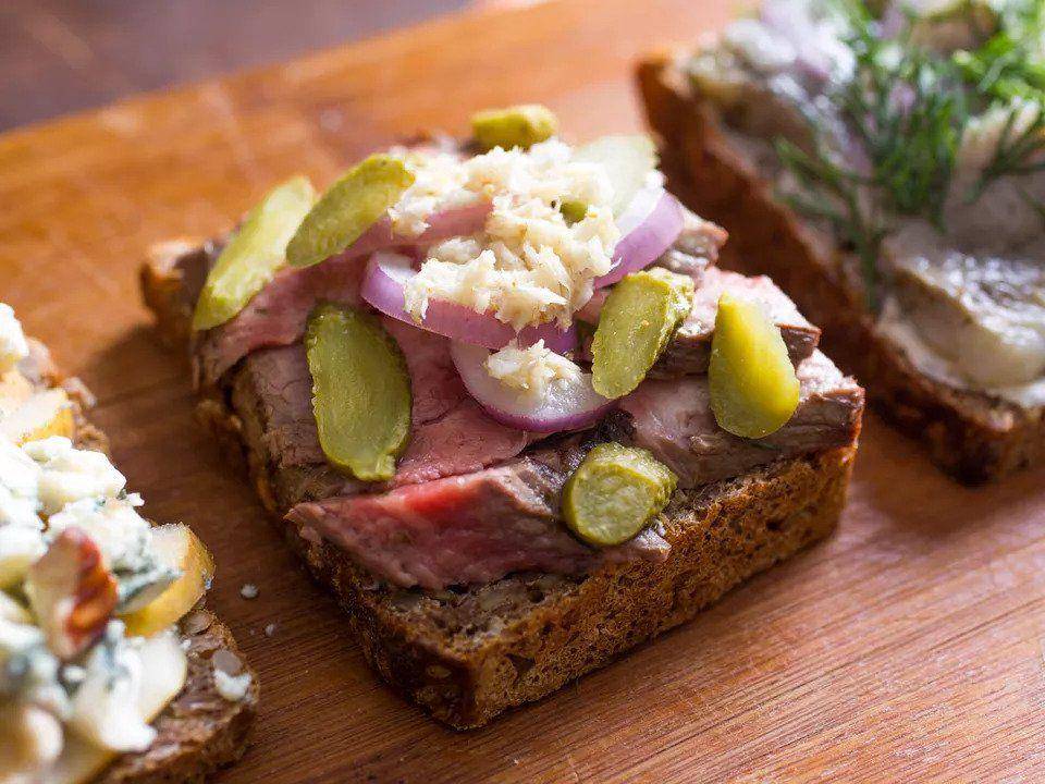 Roast beef smorrebrod (seriouseats.com/Vicky Wasik)
