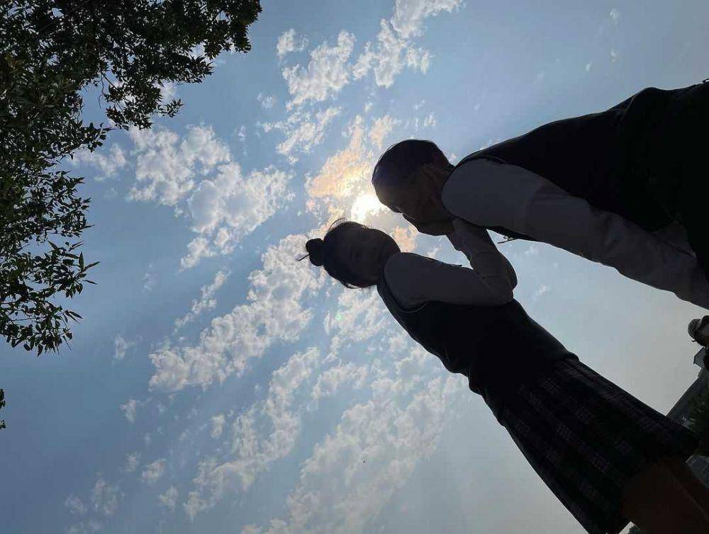 potret siluet Yeri Red Velvet dan Hongseok Pentagon (instagram.com/yerimiese)