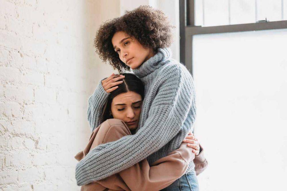 Ilustrasi teman curhat (pexels.com/Liza Summer)