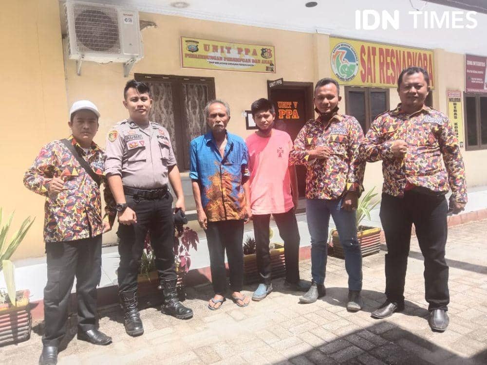 Merasa ditipu, Sarozawoto Zega datangi Polres Tapteng (Hendra Simanjuntak/IDNTimes)