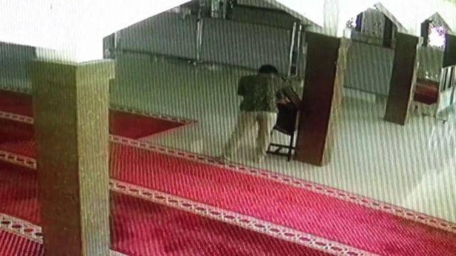Rekaman CCTV pemuda bobol isi kotak amal masjid di Maros/Istimewa