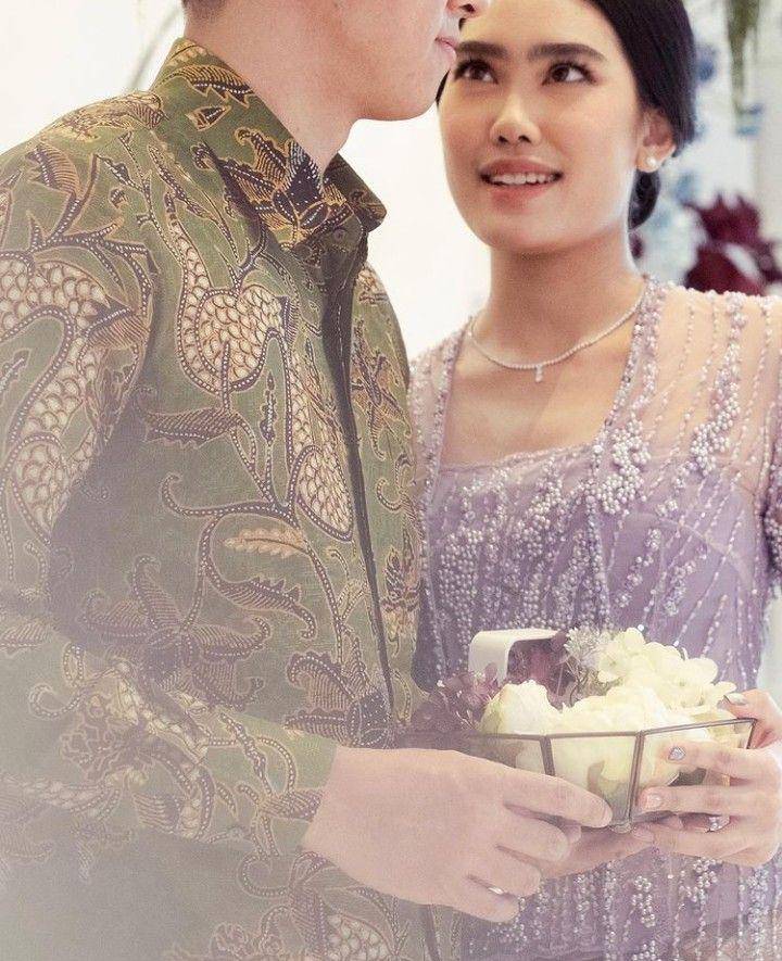 Momen mesra Alika Islamadina dan Raja Siregar (instagram.com/alikaislamadina)
