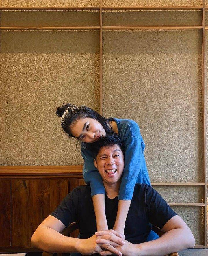 Momen mesra Alika Islamadina dan Raja Siregar (instagram.com/alikaislamadina)