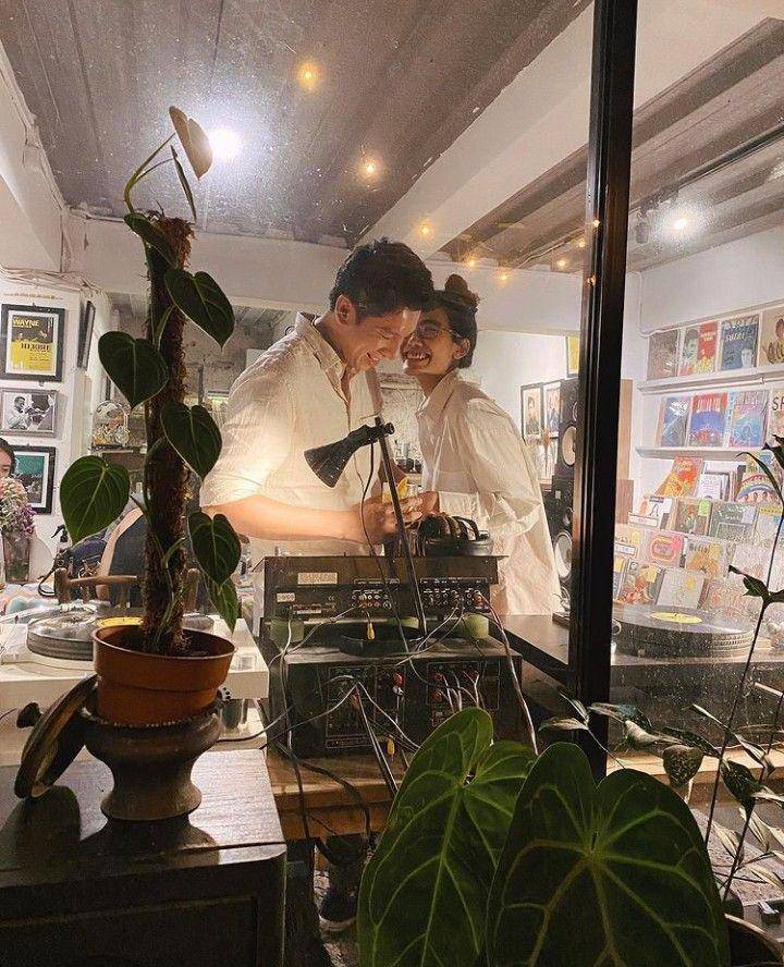 Momen mesra Alika Islamadina dan Raja Siregar (instagram.com/alikaislamadina)