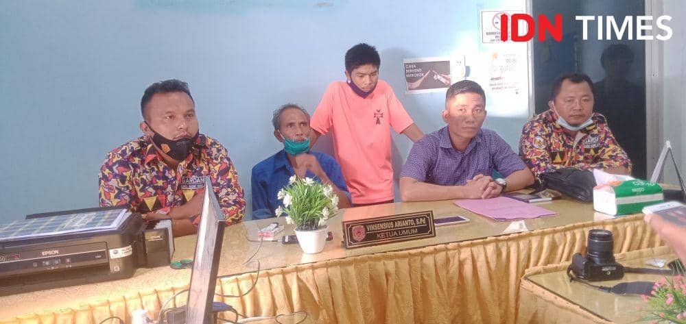 H Zega (berdiri) anak Sarozawoto dijanjikan bekerja di Dishub Sibolga oleh WRWS (Hendra Simanjuntak/IDNTimes)