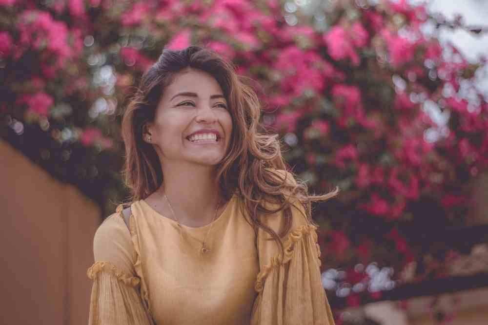 Ilustrasi wanita tersenyum. (unsplash.com/javier martinez)