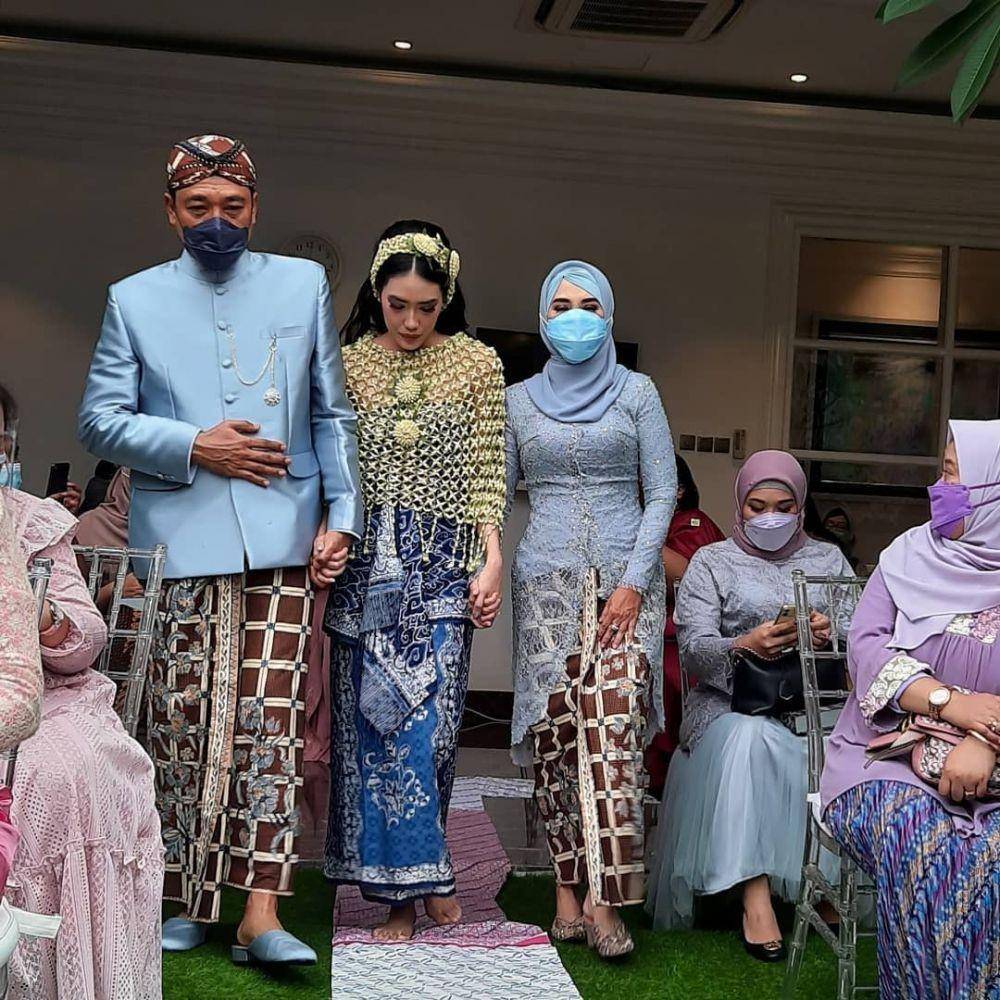 Gaya Keluarga di Siraman-Pengajian Alika Islamadina (instagram.co/runiikasari)