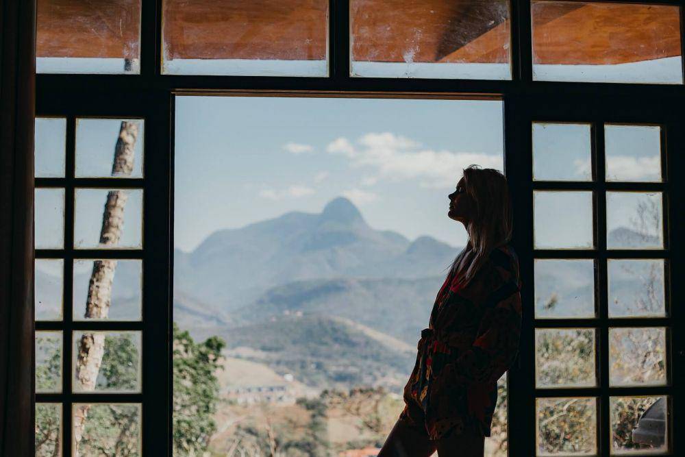 ilustrasi wanita berdiri sendirian (unsplash.com/Marcos Paulo Prado)