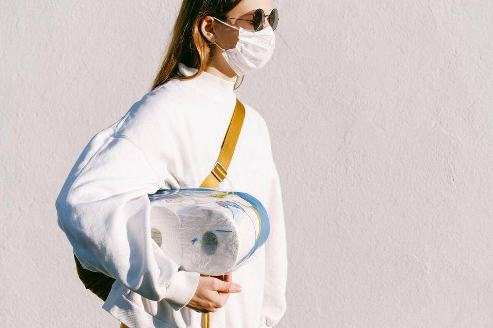 ilustrasi wanita memakai masker (pexels.com/Anna Shvets)