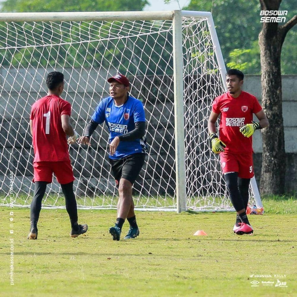 Kiper PSM Makassar yakni M. Ardiansyah (kiri) dan Syaiful Syamsuddin (kanan), bersama pelatih kiper Budiman Buswir (tengah), dalam sesi latihan di Bosowa Sport Center pada Rabu 23 Juni 2021. (Instagram.com/psm_makassar)
