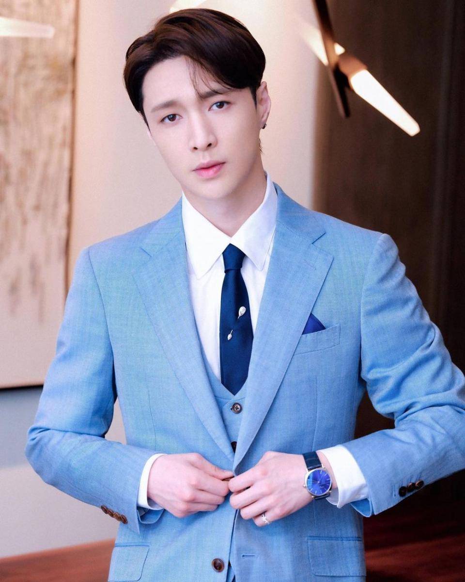 Lay EXO (instagram.com/layzhang)