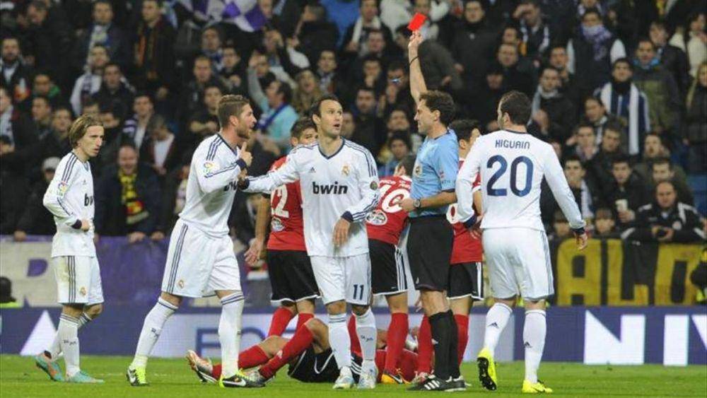 Sergio Ramos diganjar kartu merah (eurosport.com)