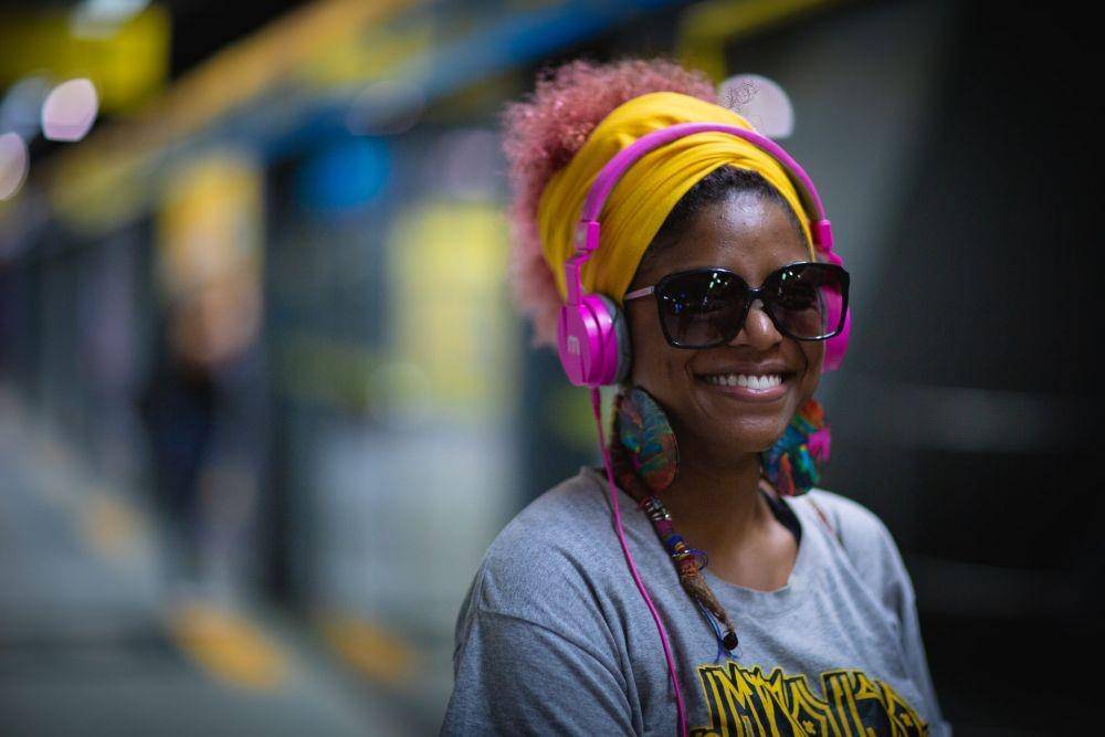 ilustrasi perempuan menggunakan headphone (unsplash.com/Daniel Mota)
