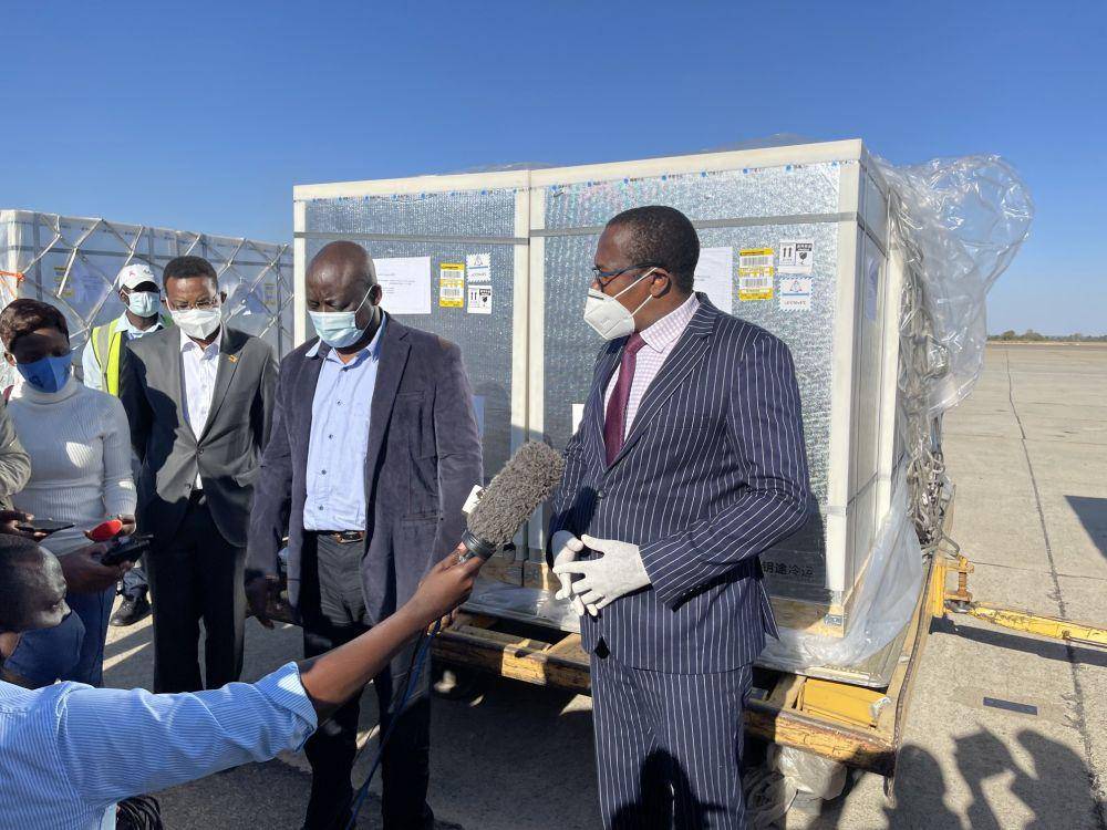 Wakil Menteri Kesehatan dan Perawatan Anak  Zimbabwe, John Mangwiro (kiri) dan Menteri Keuangan Zimbabwe Mthuli Ncube (kanan) saat memberikan konferensi pers setelah 500 ribu vaksin Sinopharm tiba pada 26 Juni 2021. (Twitter.com/Prof. Mthuli Ncube)