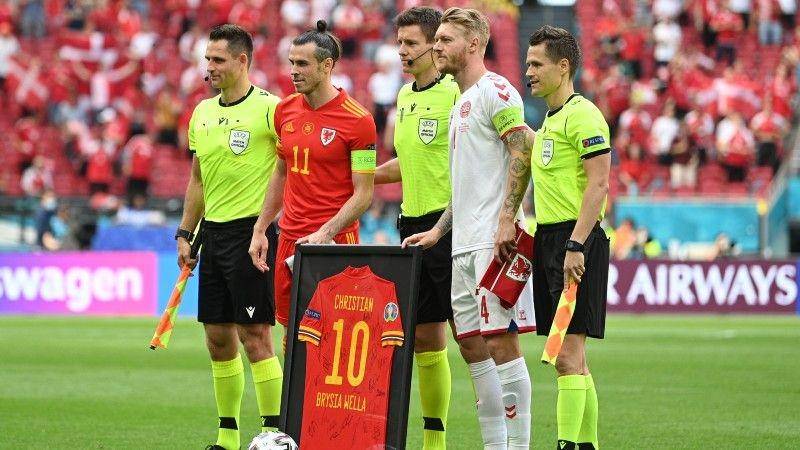 Jersey penghormatan buat Christian Eriksen dari Wales / Twitter @EURO2020