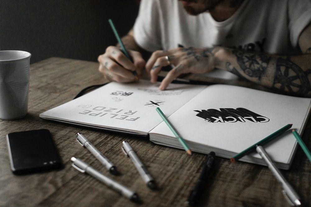 ilustrasi pria sedang menggambar (unsplash.com/@felipepelaquim)