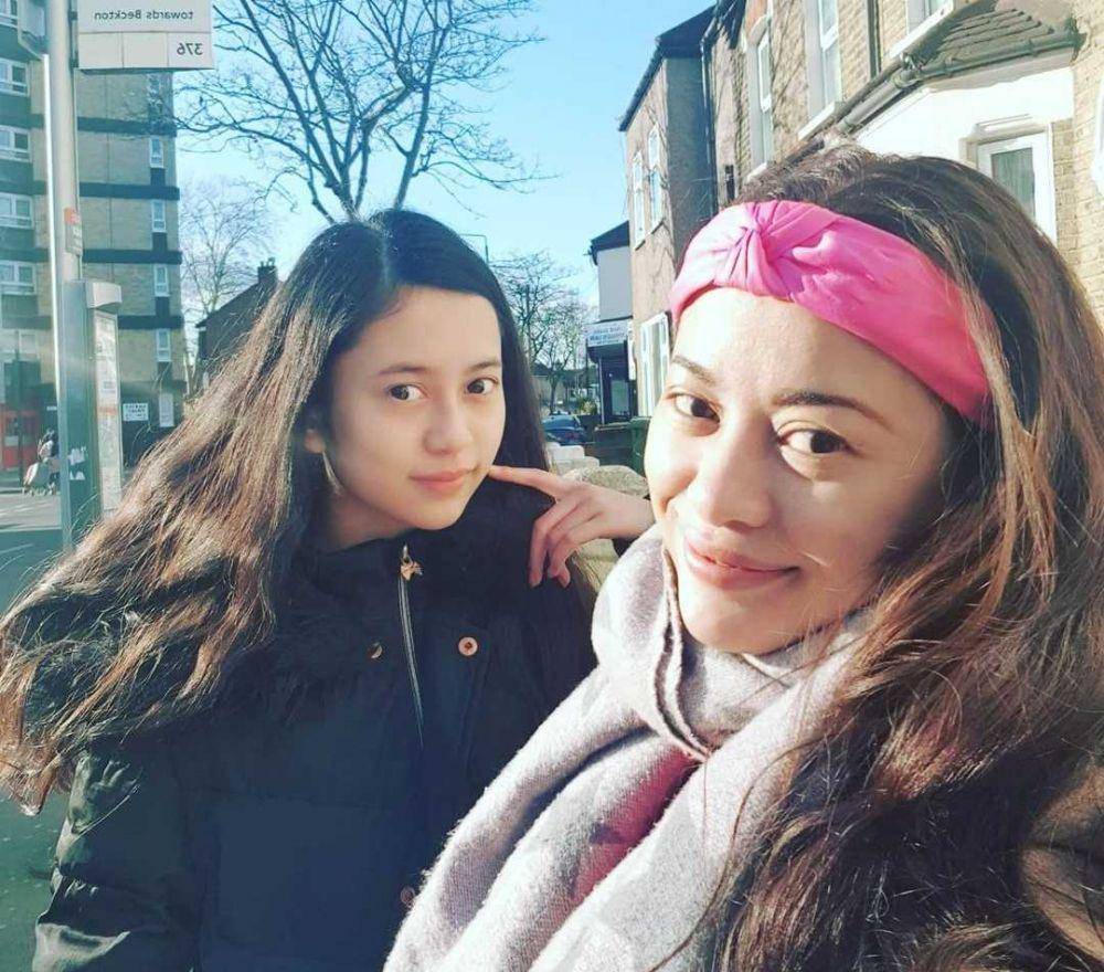 Angie Virgin bersama anak (instagram.com/angie_virgin)