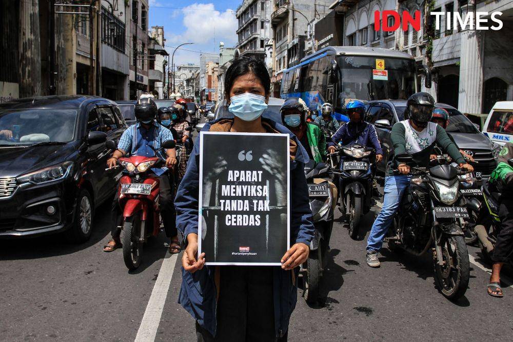 Aksi KontraS Sumut memperingati Hari Anti Penyiksaan Internasional yang jatuh pada Sabtu (26/6/2021). (IDN Times/Prayugo Utomo)