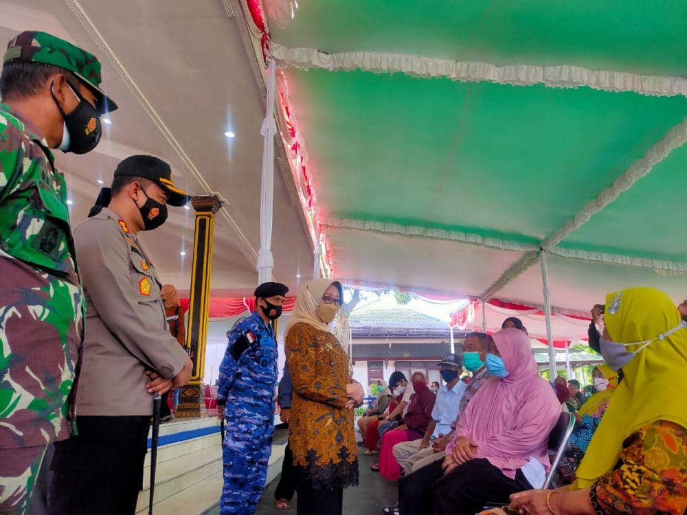 Forkopimda Jombang meninjau Vaksinasi COVID-19 di Pendopo Kabupaten Jombang. IDN Times/Zainul Arifin