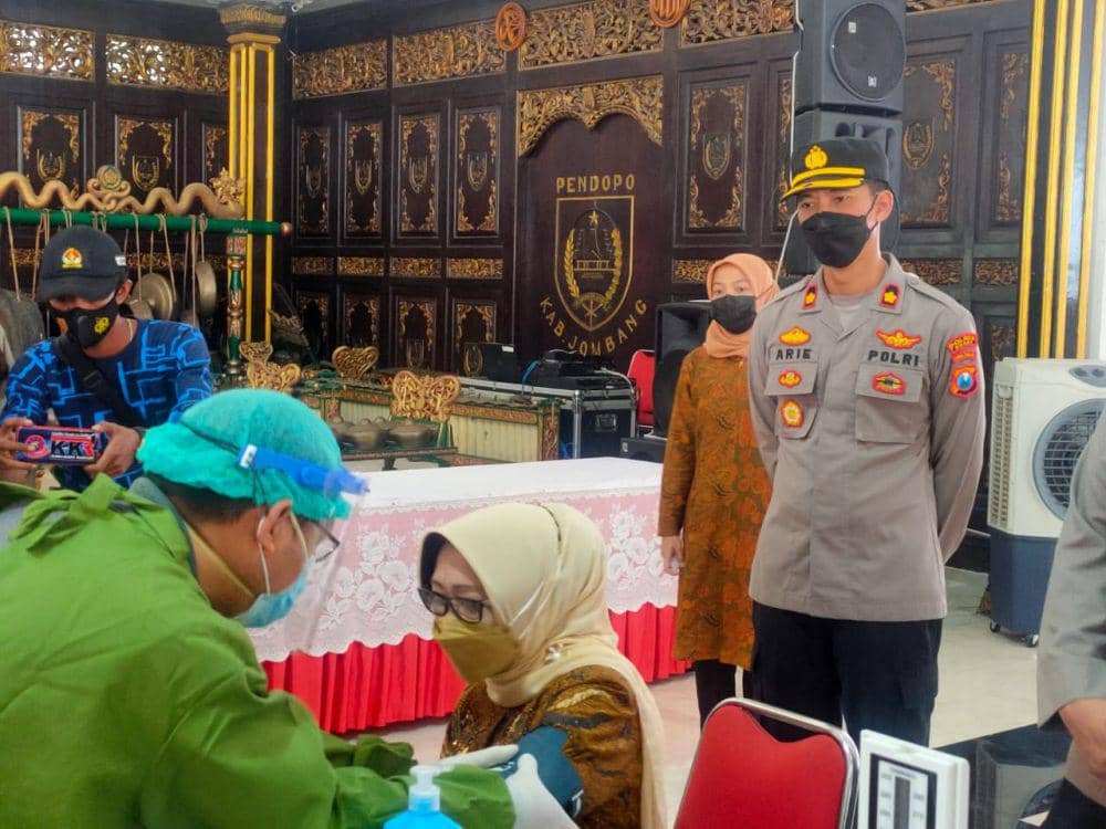 Bupati Jombang dan Keluarga Swab PCR Setelah Khofifah Positif COVID-19