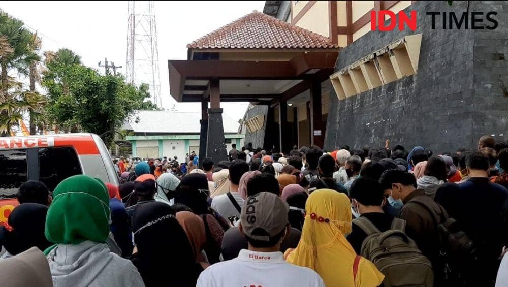 Vaksinasi di Gunungkidul Diwarnai Kerumunan Warga