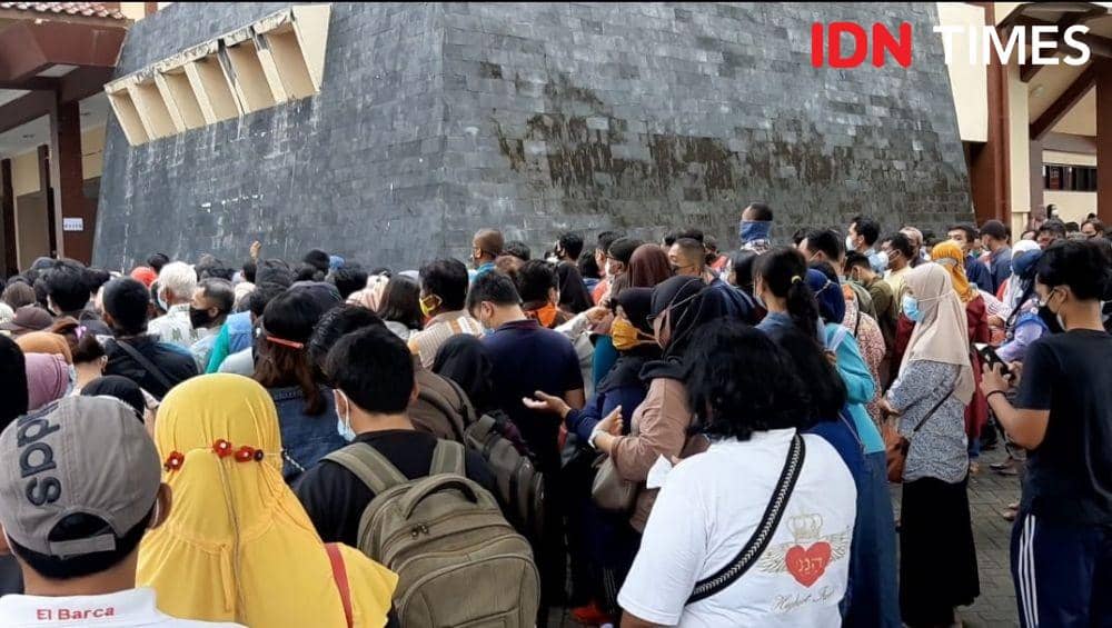 Kerumanan warga saat antri untuk mendapatkan vaksinasi di GOR Siono Gunungkidul. (IDN Times/Daruwaskita)