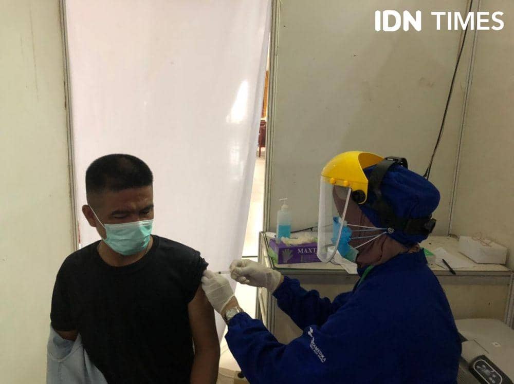 pemberian vaksinasi terhadap warga Palembang (IDN Times/Rangga Erfizal)