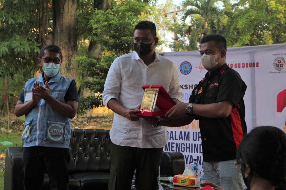 Ketua Gannas Sumut Emirsyah H Haharap memberikan plakat kepada Wali Kota Medan Bobby Nasution (Dok.IDN Times/istimewa)