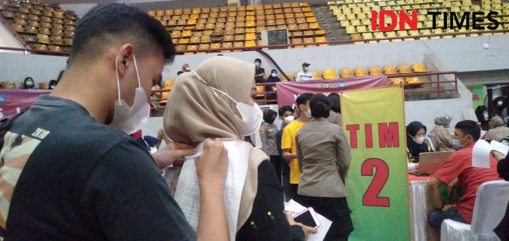 Peserta vaksin kebingungan saat mengisi kartu vaksinasi (IDN Times/Silviana)