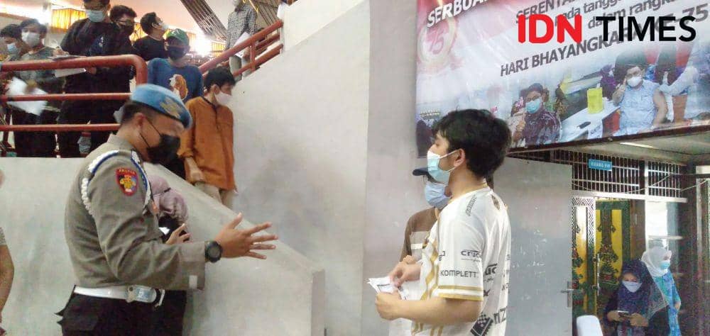 Petugas memberi arahan pada peserta vaksin(IDN Times/Silviana)
