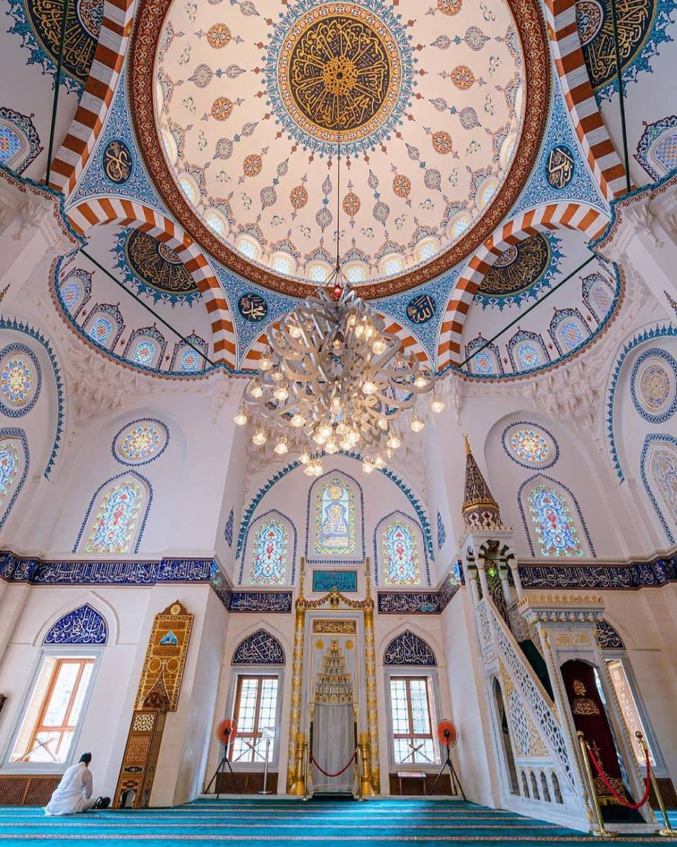 Kamu pasti terpukau dengan masjid bergaya Turki ini! (instagram.com/darmawandedi3103)
