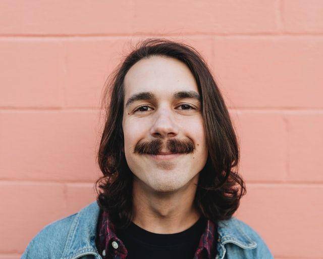 Ilustrasi cowok berkumis (unsplash.com/Parker Coffman)