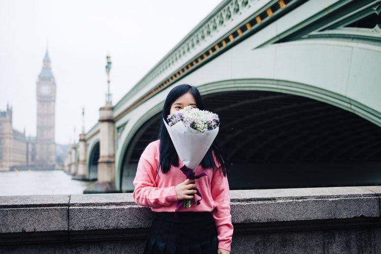 ilustrasi wanita memegang bunga (unsplash.com/Clem Onojeghuo)