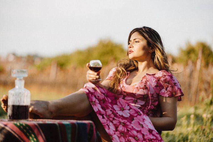 ilustrasi wanita minum wine (unsplash.com/Alex Blăjan)