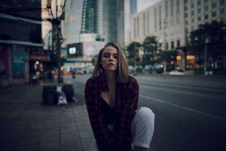 ilustrasi wanita serius (unsplash.com/Joshua Rawson-Harris)