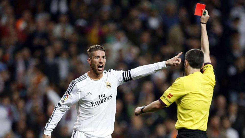 Sergio Ramos diikartu merah (goal.com)