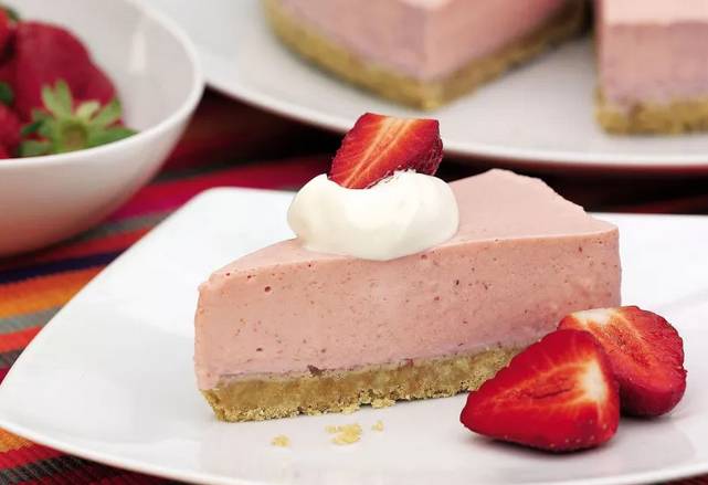 strawberry yoghurt mousse cake (www.womanandhome.com)