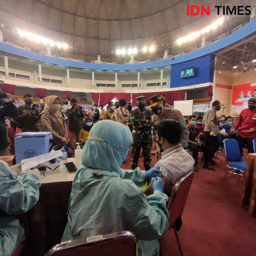 Kegiatan Serbuan Vaksinasi Nasional dalam rangka HUT Bhayangkara di Balikpapan (IDN Times/Hilmansyah)