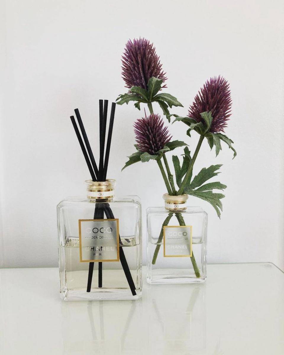 Vas bunga dari botol parfum (instagram.com/cooden_renovation_)