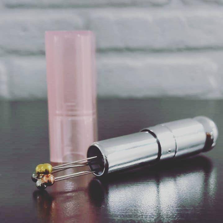 Ide pin case dari lipstick tube (instagram.com/pins.in.tins)