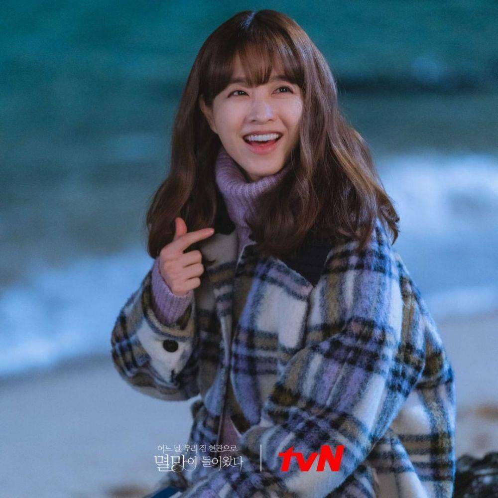 Park Bo Young di balik layar Doom at Your Service. (instagram.com/tvndrama.official)