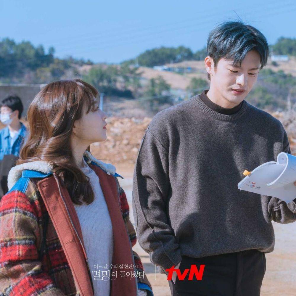 Seo In Guk dan Park Bo Young di balik layar Doom at Your Service. (instagram.com/tvndrama.official)