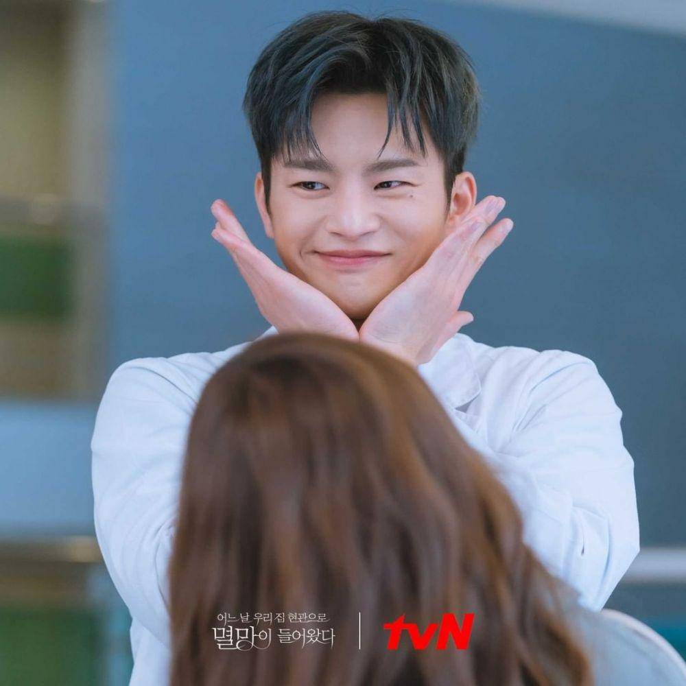 Seo In Guk di balik layar Doom at Your Service. (instagram.com/tvndrama.official)