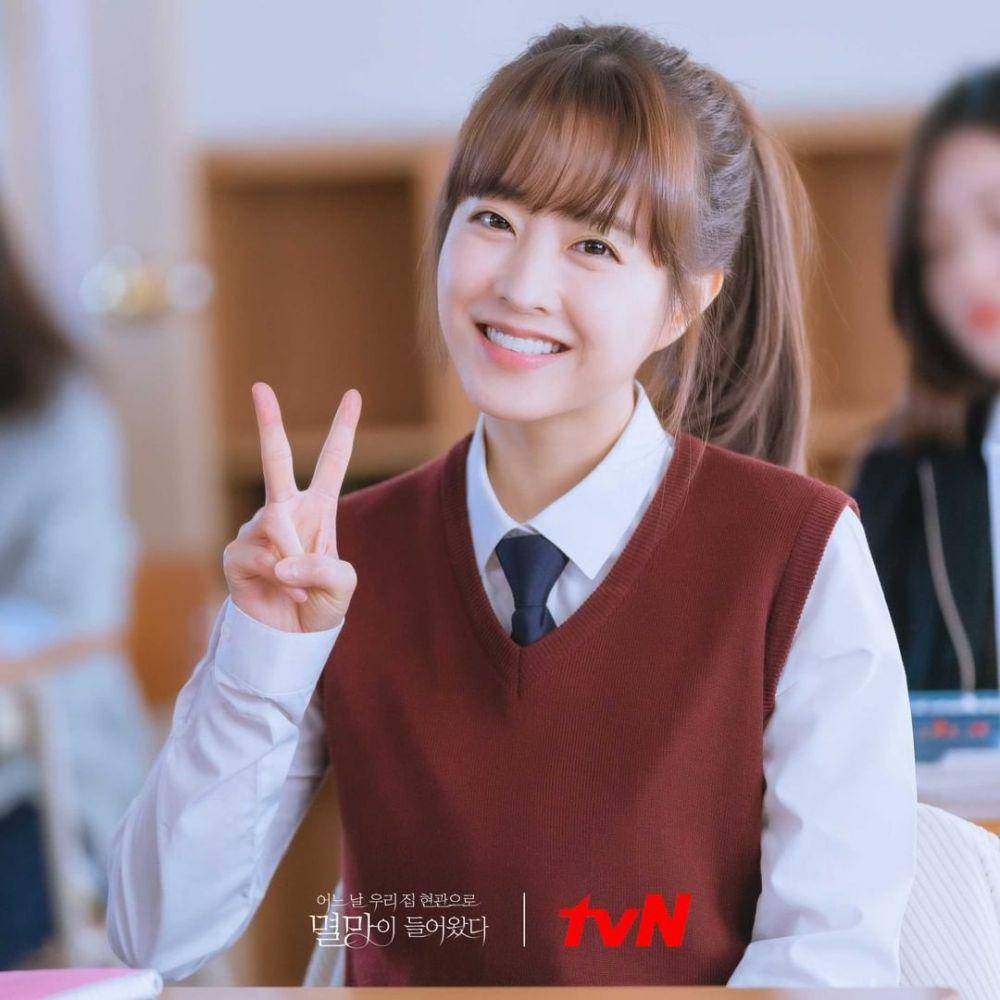 Park Bo Young di balik layar Doom at Your Service. (instagram.com/tvndrama.official)