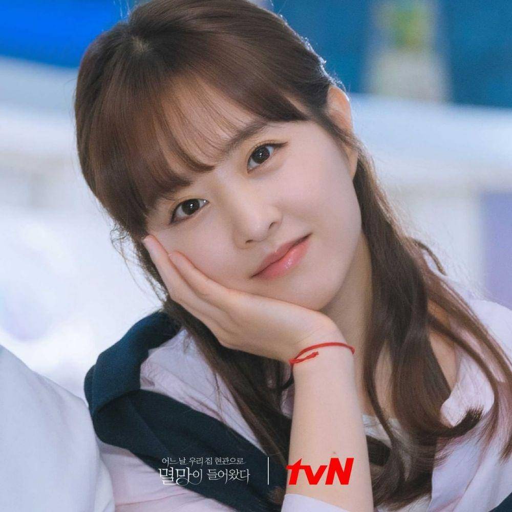 Park Bo Young di balik layar Doom at Your Service. (instagram.com/tvndrama.official)