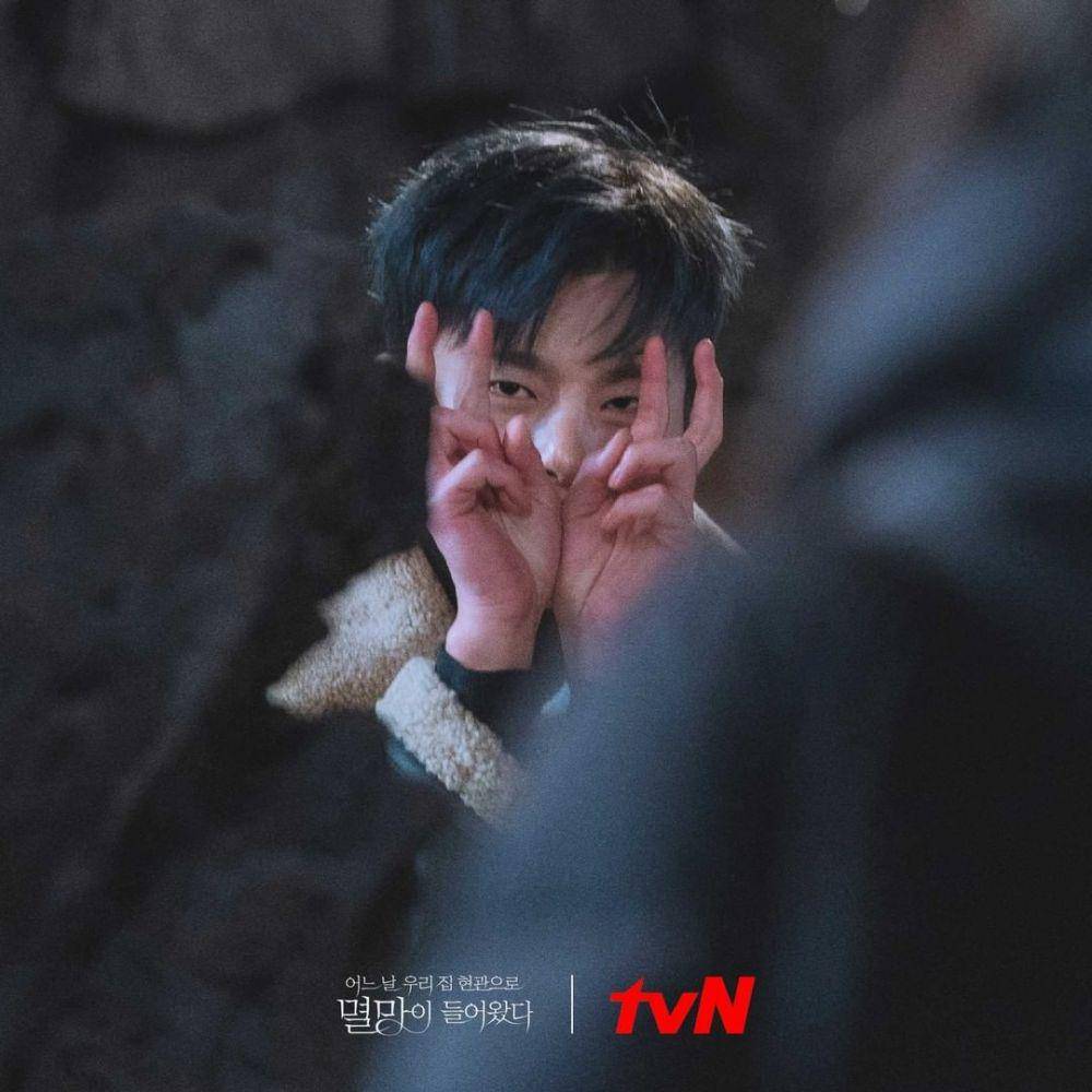 Seo In Guk di balik layar Doom at Your Service. (instagram.com/tvndrama.official)