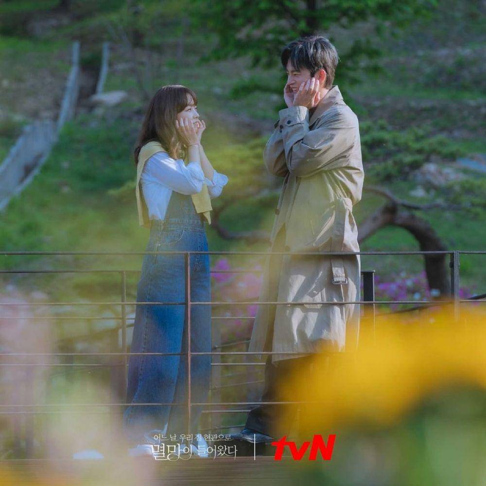 Seo In Guk dan Park Bo Young di balik layar Doom at Your Service. (instagram.com/tvndrama.official)