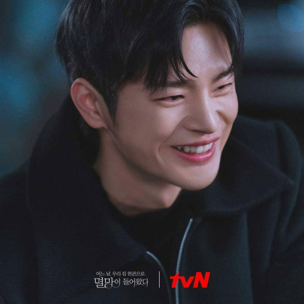 Seo In Guk di balik layar Doom at Your Service. (instagram.com/tvndrama.official)