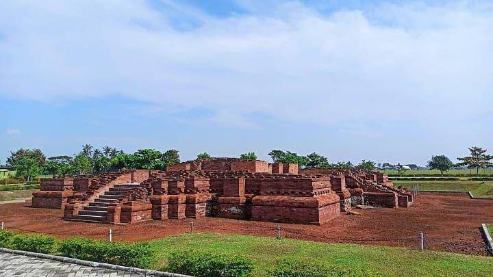 Potret Candi Blandongan yang ada di kompleks Candi Batujaya (instagram.com/wisatakarawang_)