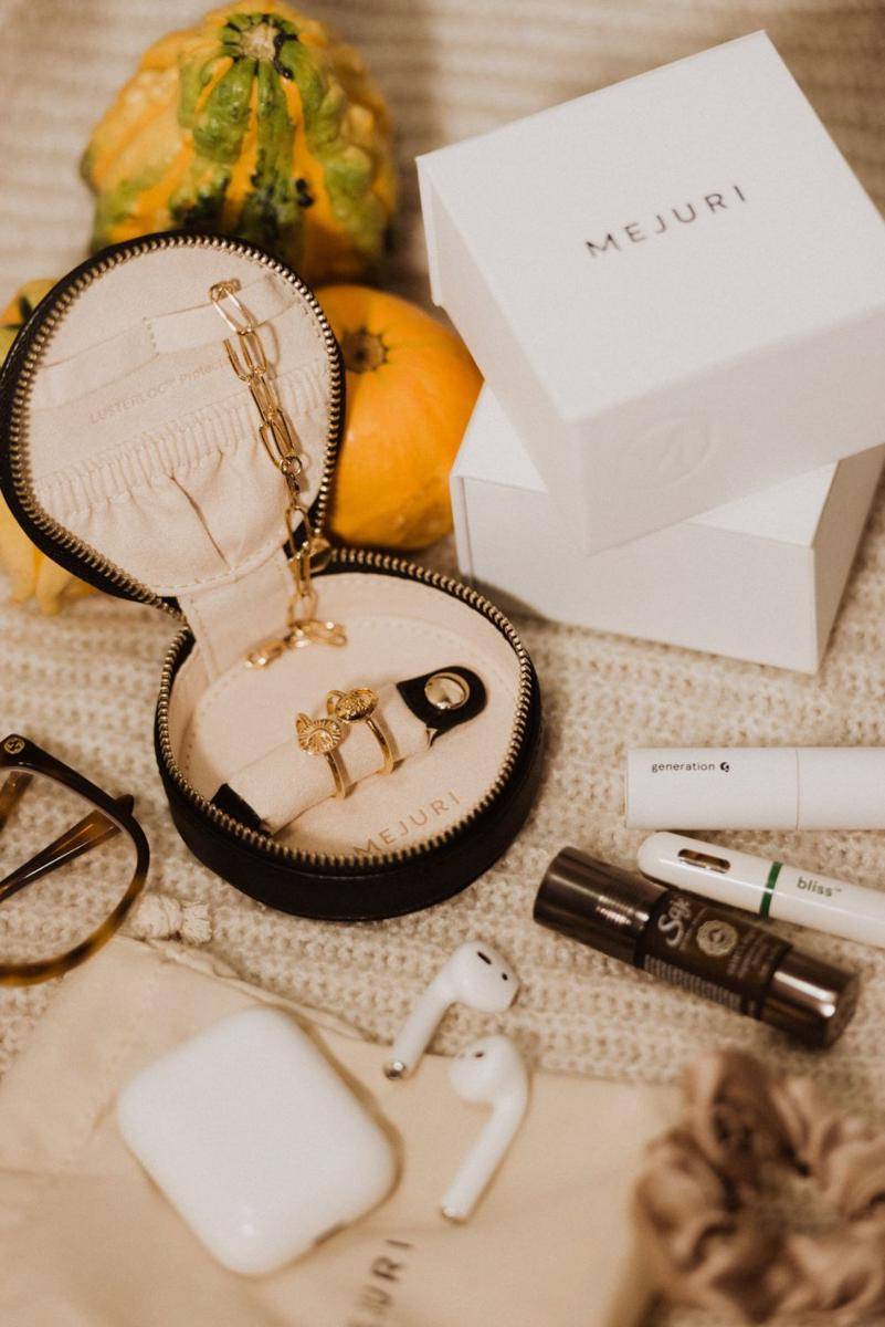 Jewelry case (Pexels.com/Wendy Wei)